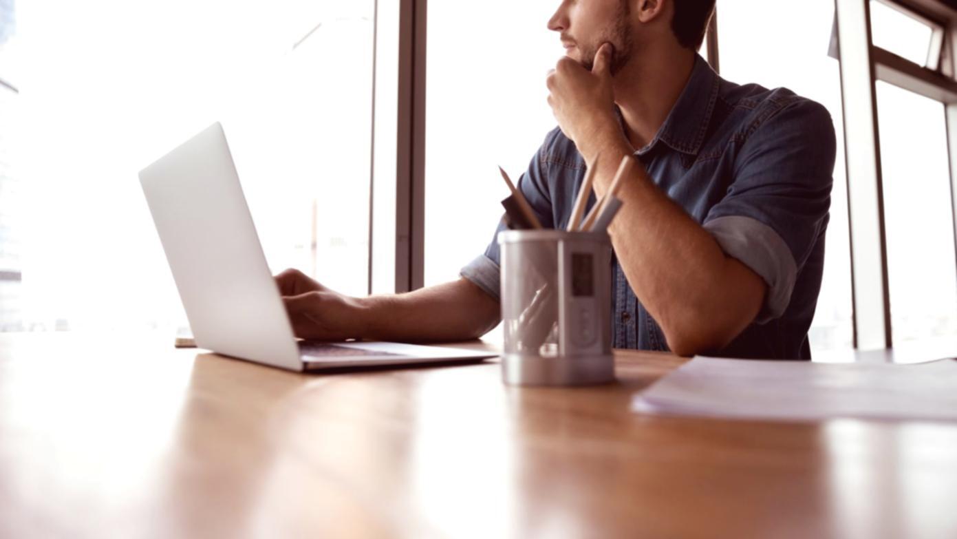 Teilnehmende beim praktischen Arbeiten in einem Kreativworkshop