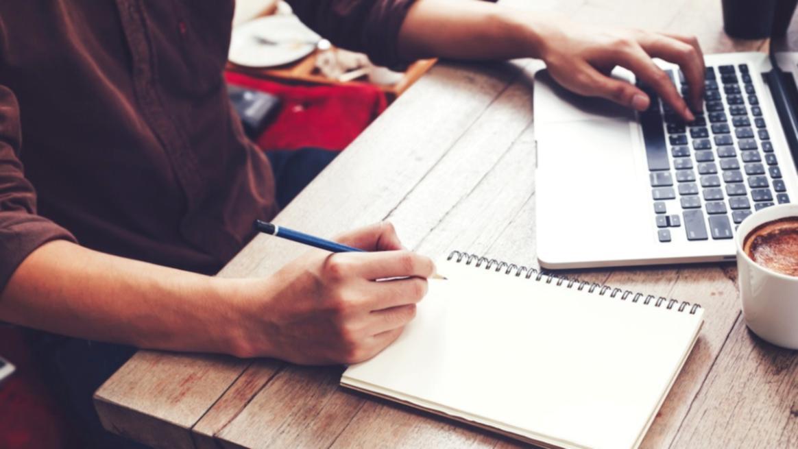 Kreative Arbeitsmaterialien und Skizzen